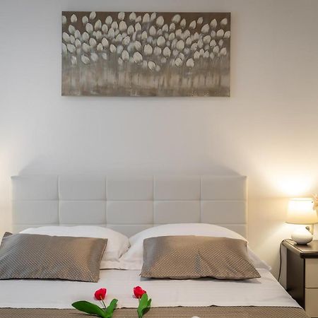 Studio Apartment La Luna Split Exterior photo